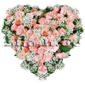 romantisches Herzgesteck aus Rosen und Nelken in Rosa mit viel Schleierkraut